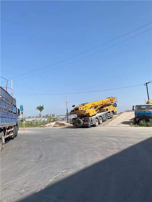 曲麻莱县25吨吊车的租赁价格大概是多少？